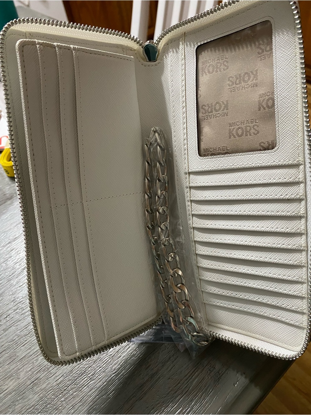 Michael Kors White Zip Around Wallet - Picture 4 of 16